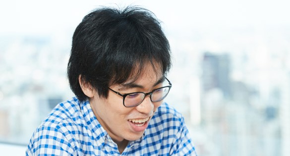 笑顔の男性が楽しんでいる
